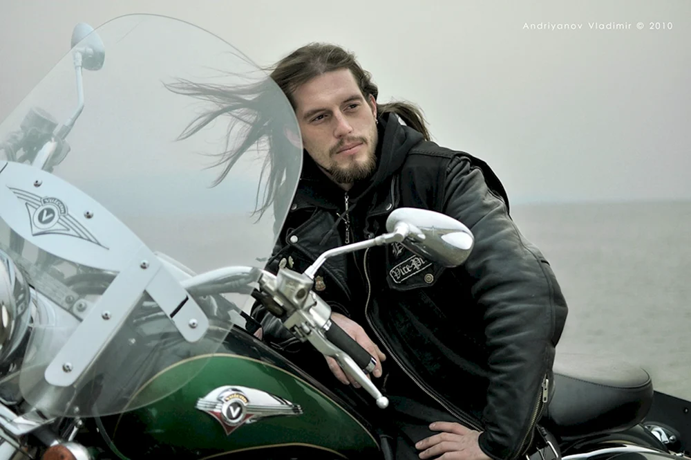 Langhaarige Biker