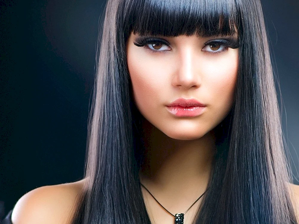 Lange glatte Haare mit Pony