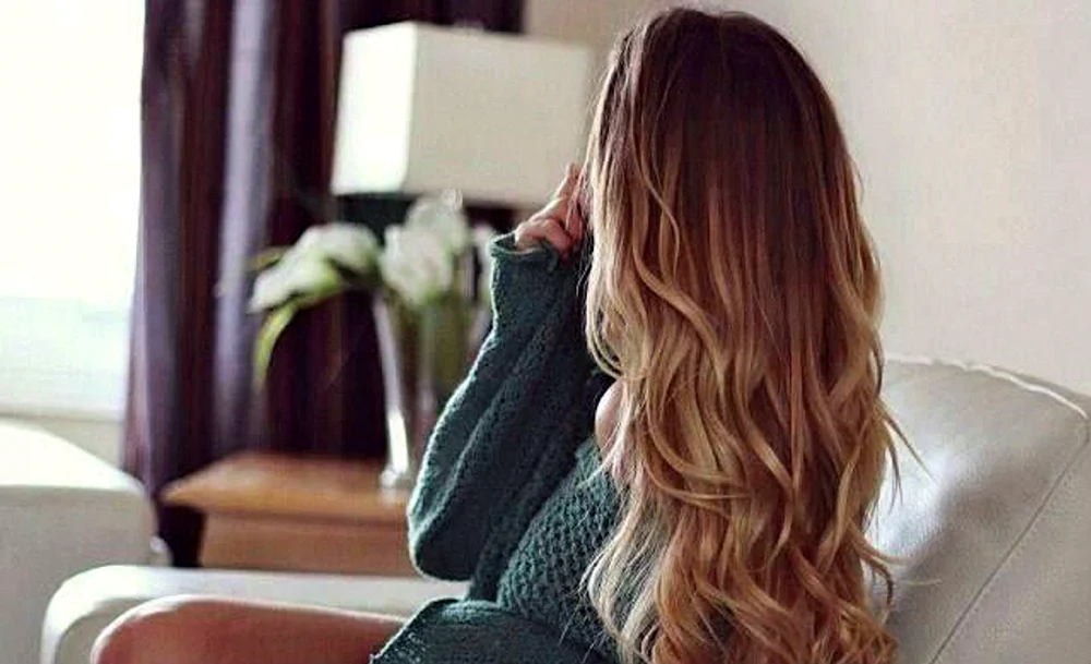 Lange rotbraune Haarfarbe
