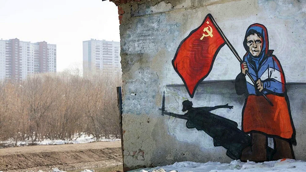 Donbass-Großmutter mit roter Flagge