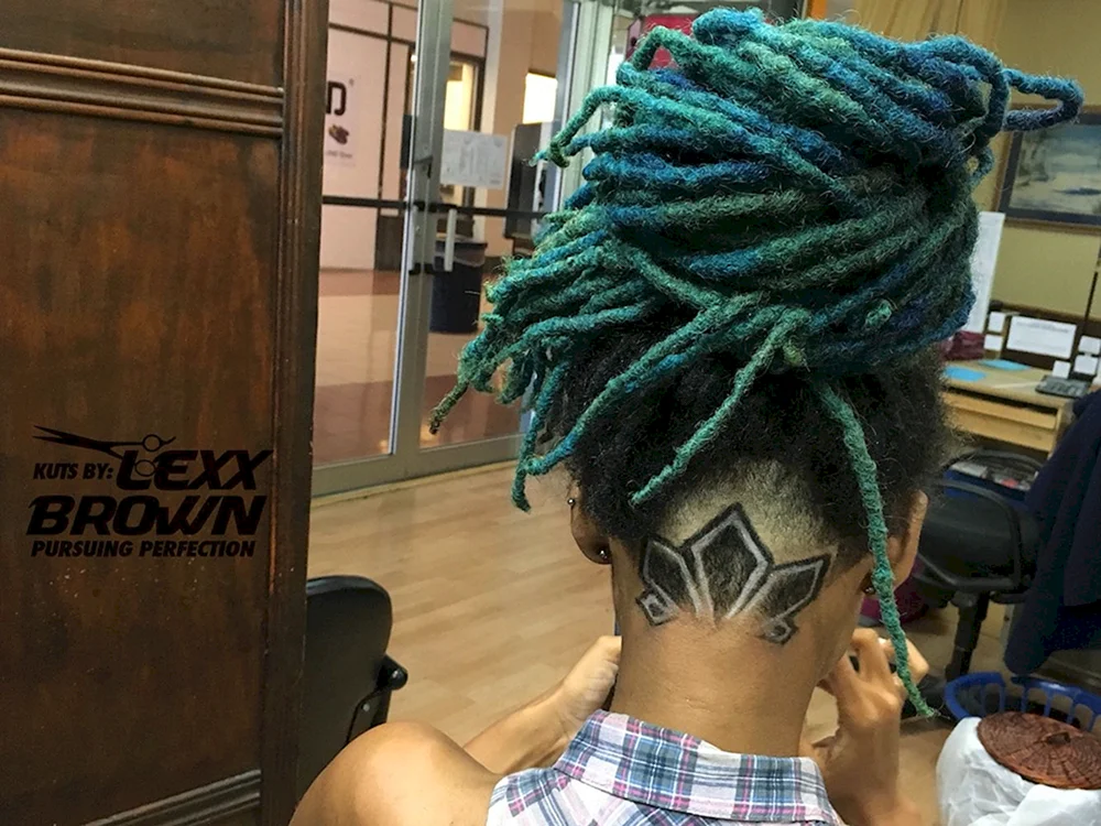Dreadlocks mit rasiertem Nacken