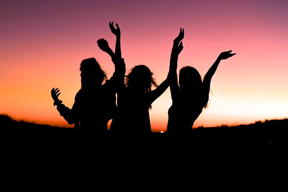 Freunde im Sonnenuntergang