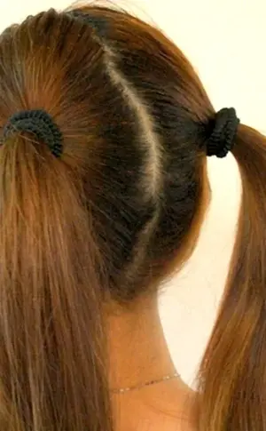 Zwei Pferdeschwanzfrisuren