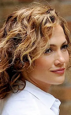 Jennifer Lopez mit gewelltem Haar