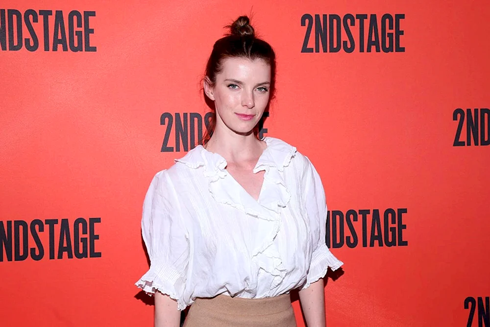 Betty Gilpin heiß.