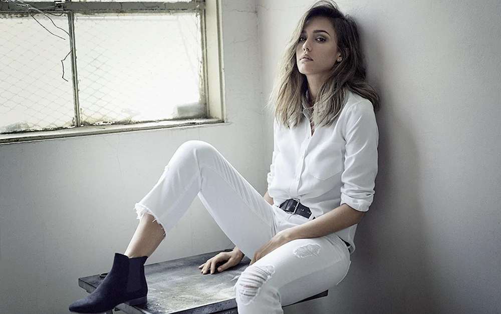 Jessica Alba im weißen Shirt