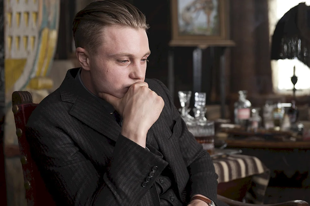 Undercut HitlerjugendMichael Pitt Underground EmpireThomas Angelo Mafiafrisuren amerikanischer GangsterMichael Pitt UndercutJames Edward Quaintance IIIRobert De Niro Der PateGangsterfrisuren für MännerJimmy DarmodyThomas Shelby PortraitFynn ColeAndy Garcia Der PateJohnny Dillinger Johnny DeppScharfe Visiere Arthur ShelbyMbalon Brando Der Pate