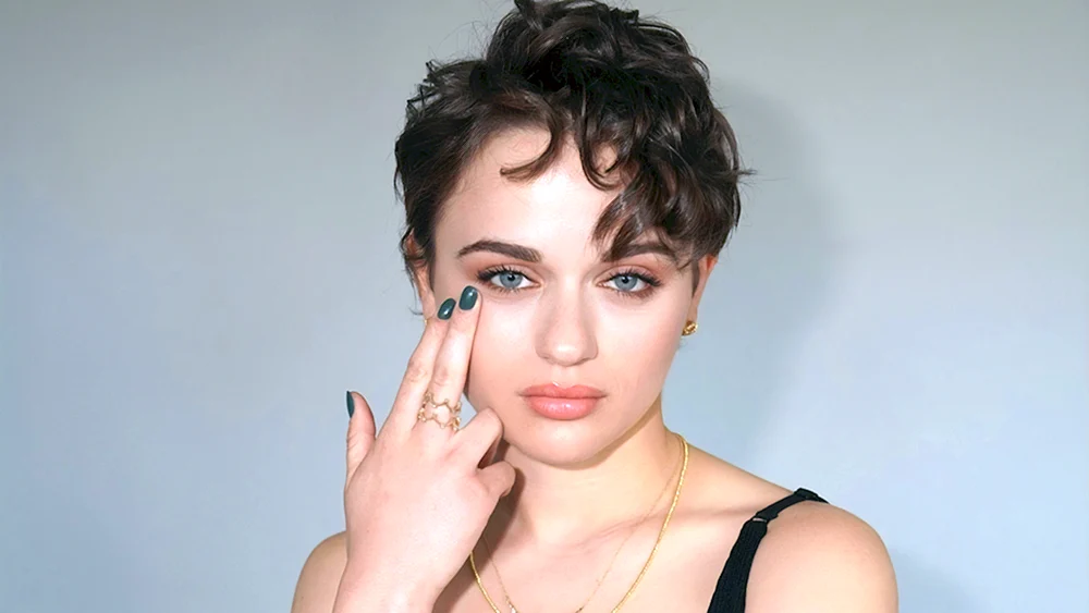 Joey King mit Kurzhaarschnitt
