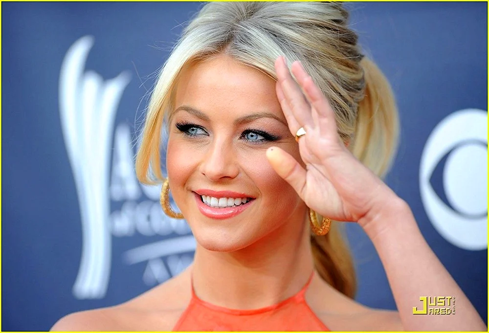 Julianne Hough 2023