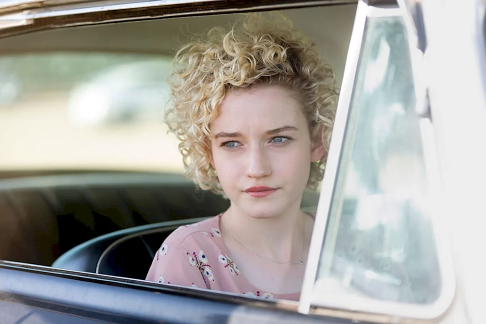 Julia Garner 2015