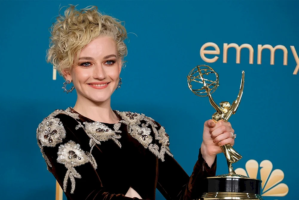 Julia Garner Anna Delvie
