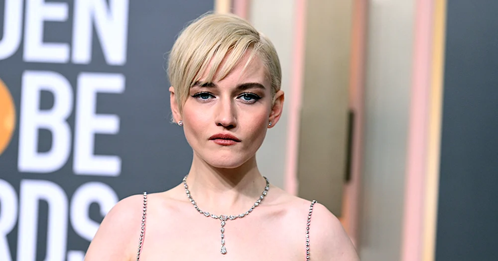 Julia Garner. im Badeanzug