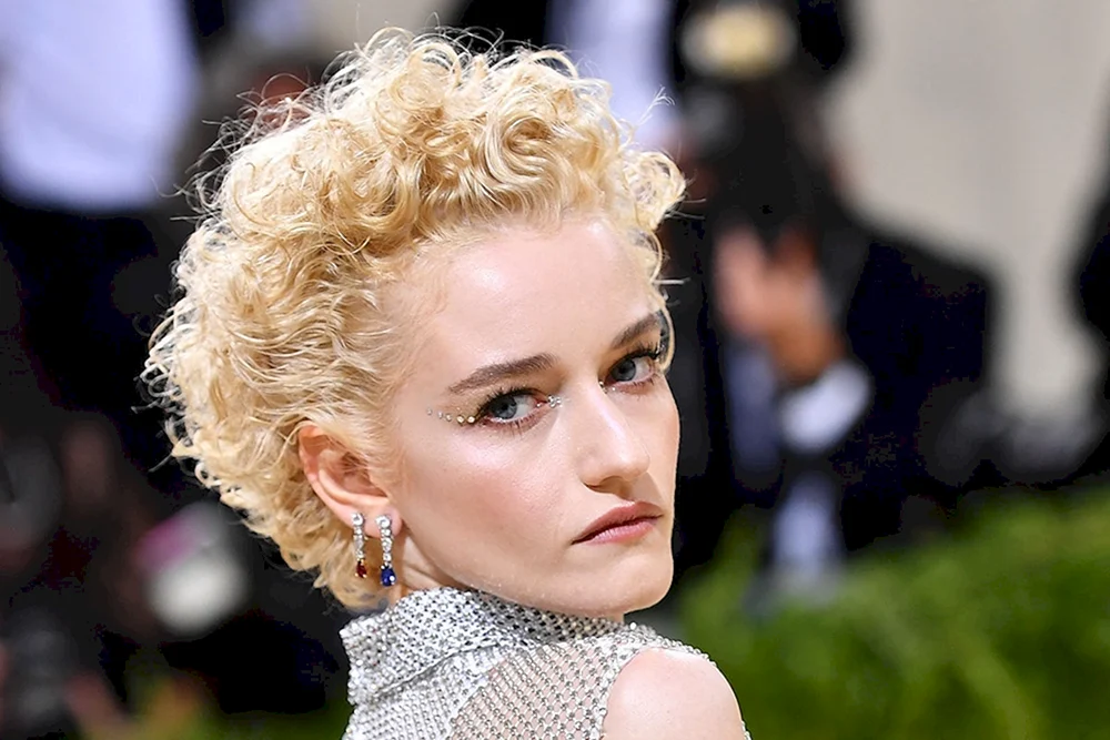 Julia Garner Madonna