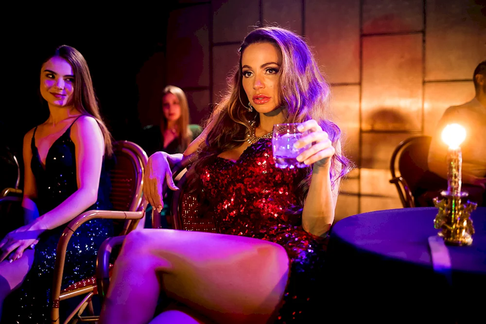 Abigail Mac im Pool