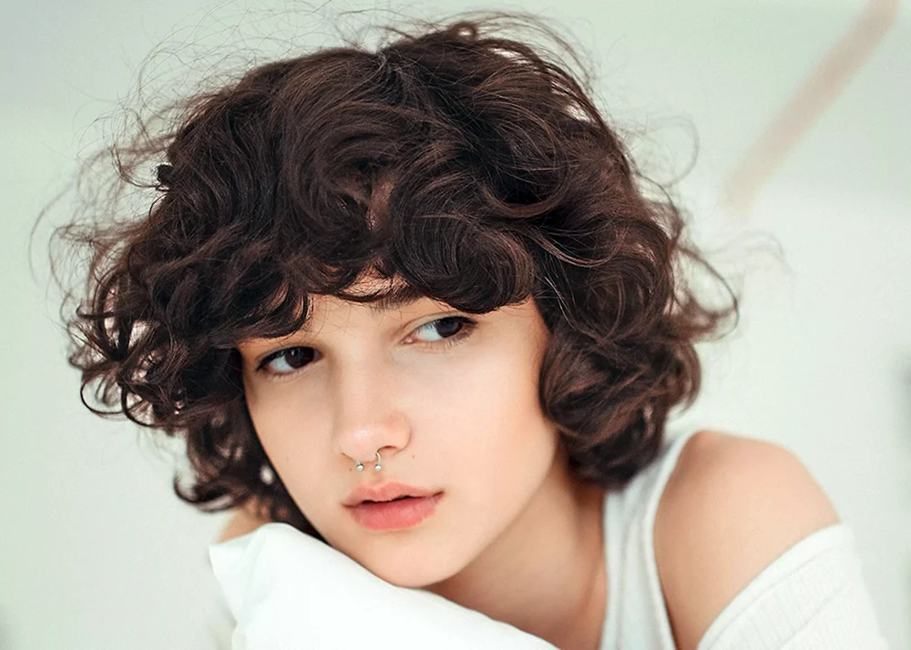 Eda Yildiz mit lockigem Pony