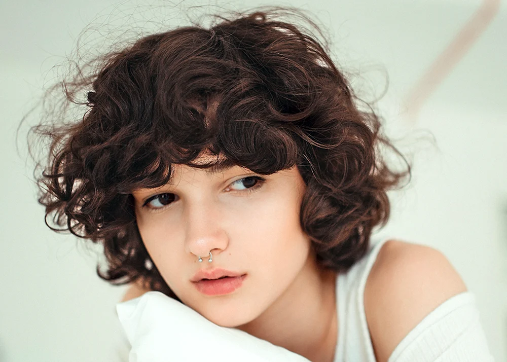 Eda Yildiz mit lockigem Pony