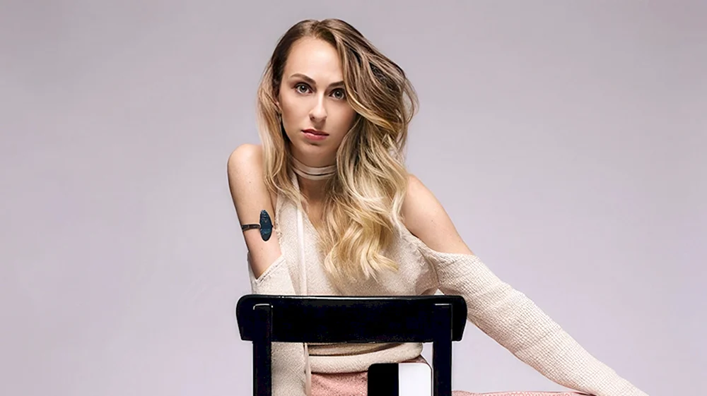 Katya Golden im Badeanzug
