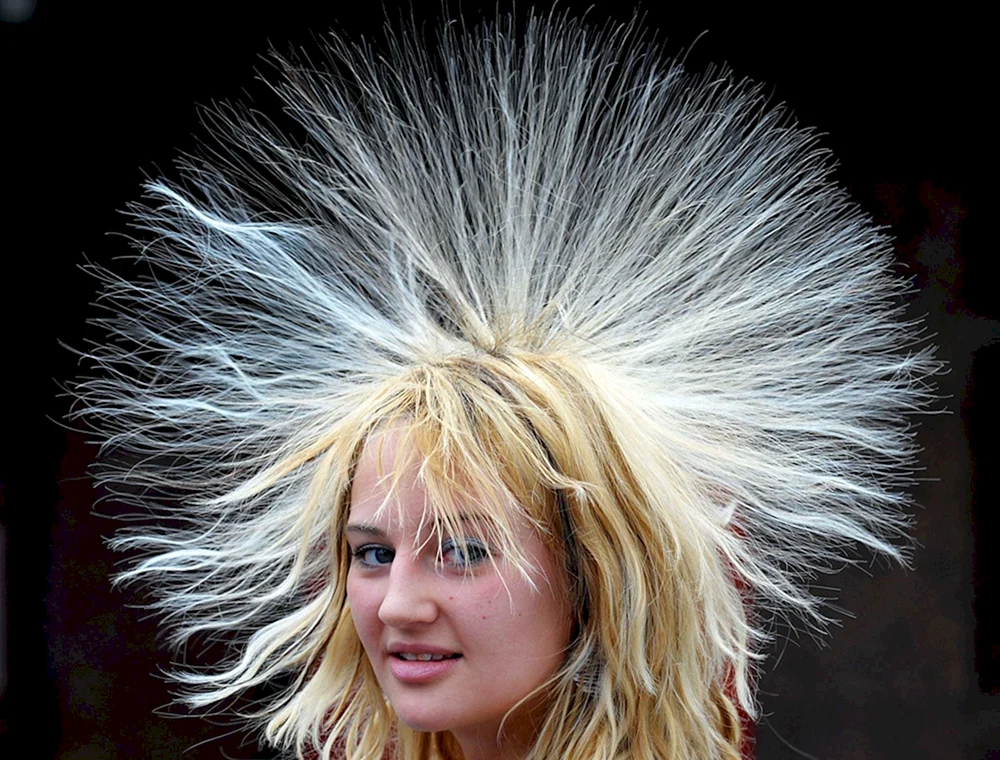 Kahlköpfiger Mann mit langen Haaren