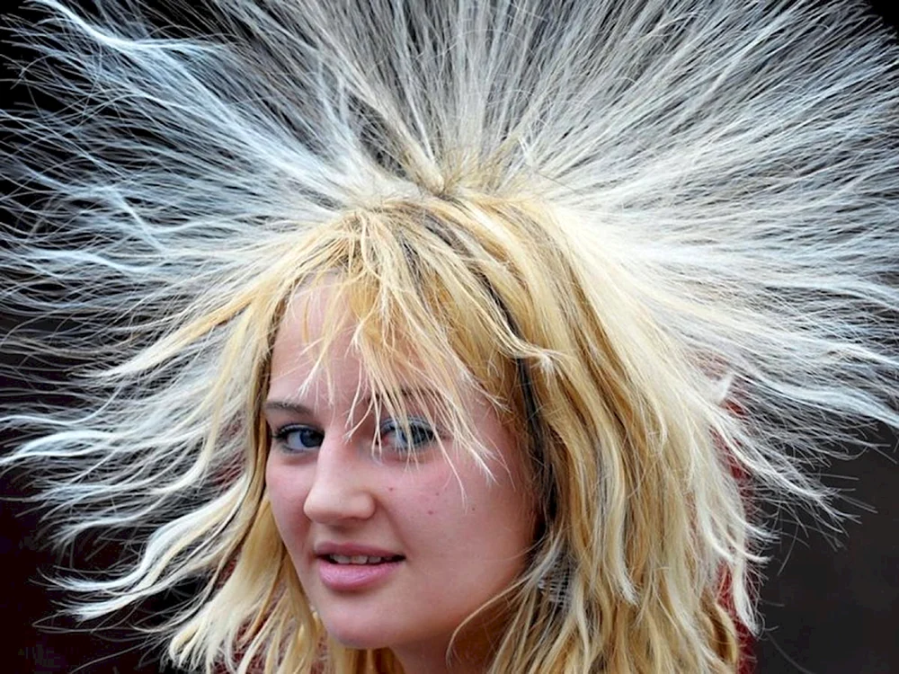 Schreckliche Frisuren mit Mustern auf dem Kopf