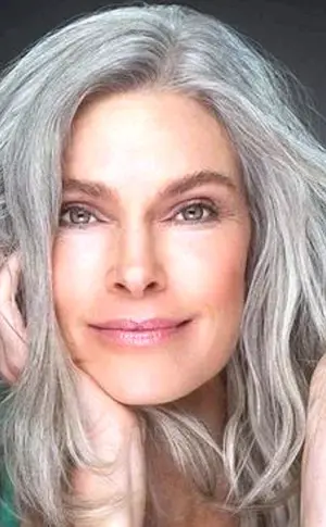 Elena Deyanova Graues Haar
