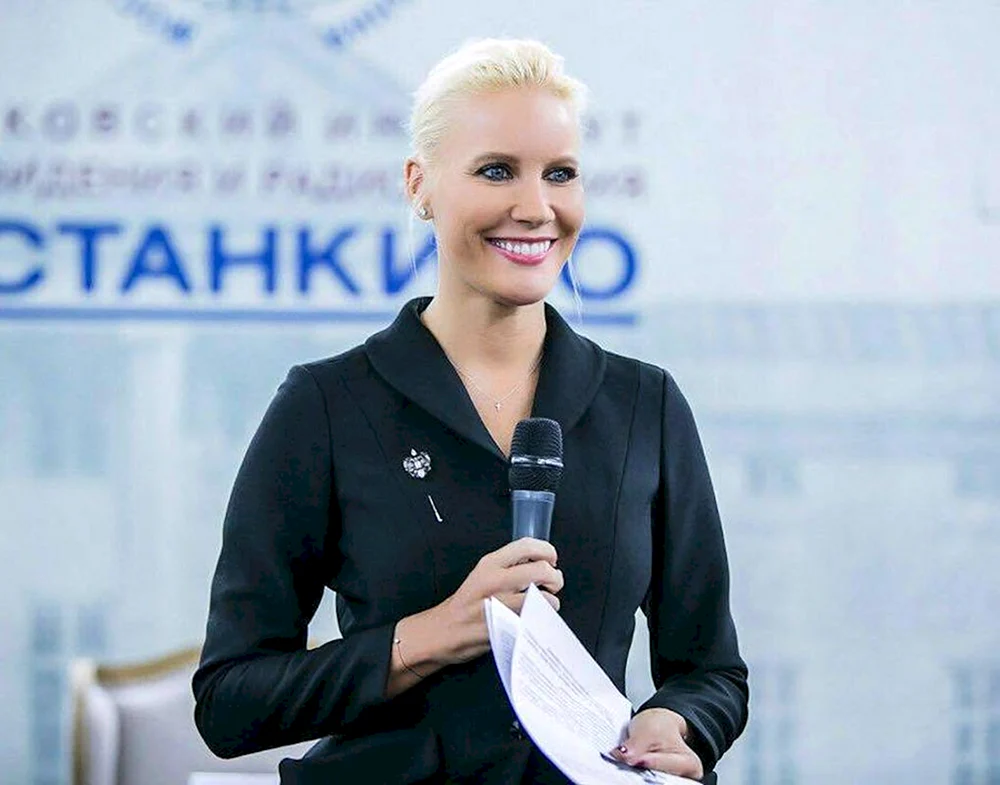 Elena fliegend Revizorro