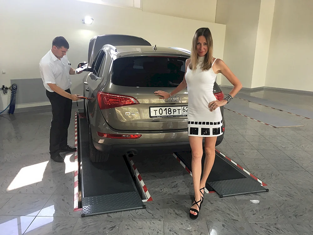 Elena Lisovskaya Autobloggerin