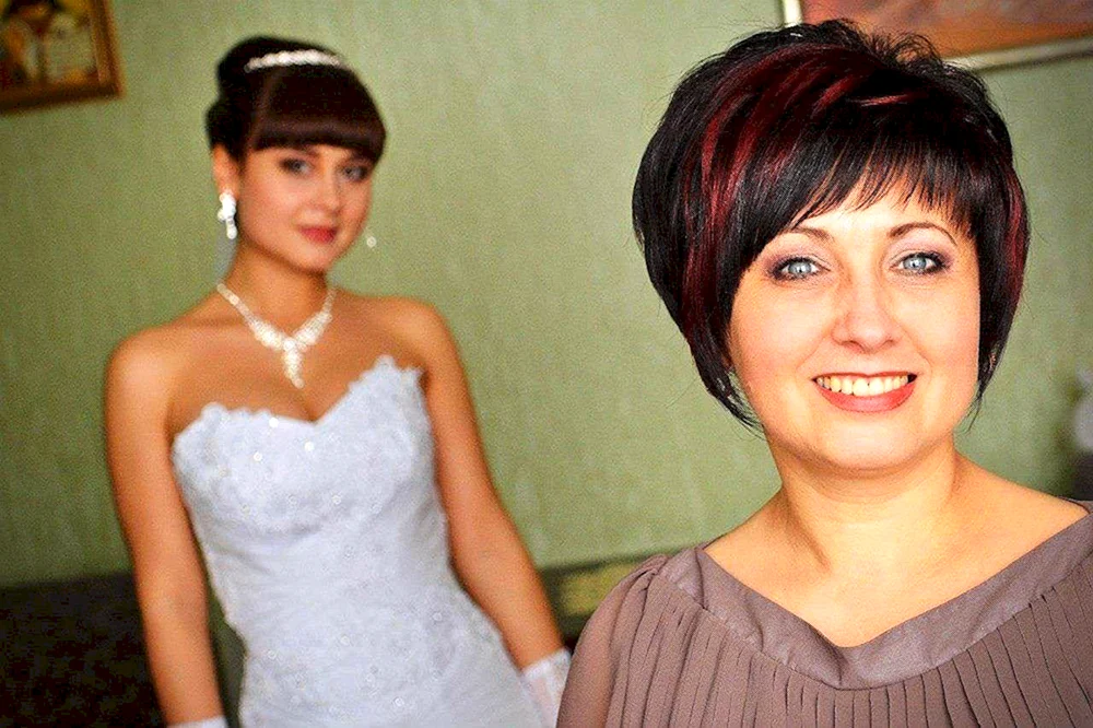 Hochzeitsfrisur für die Mutter der Braut