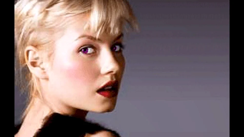 Elisha Cuthbert Foto