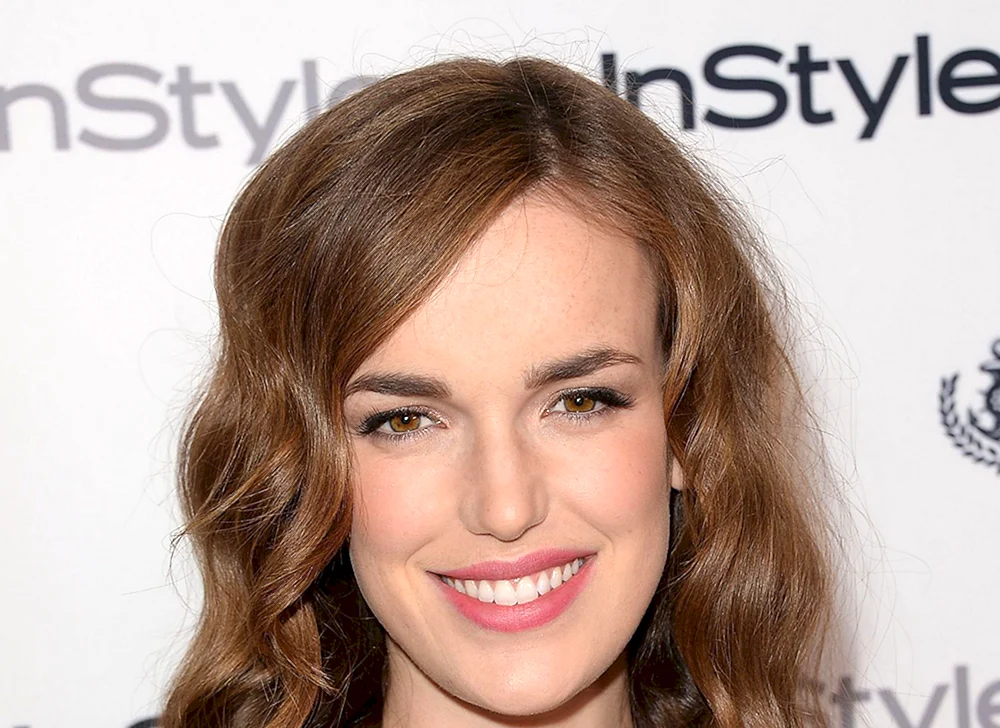 Elizabeth Henstridge