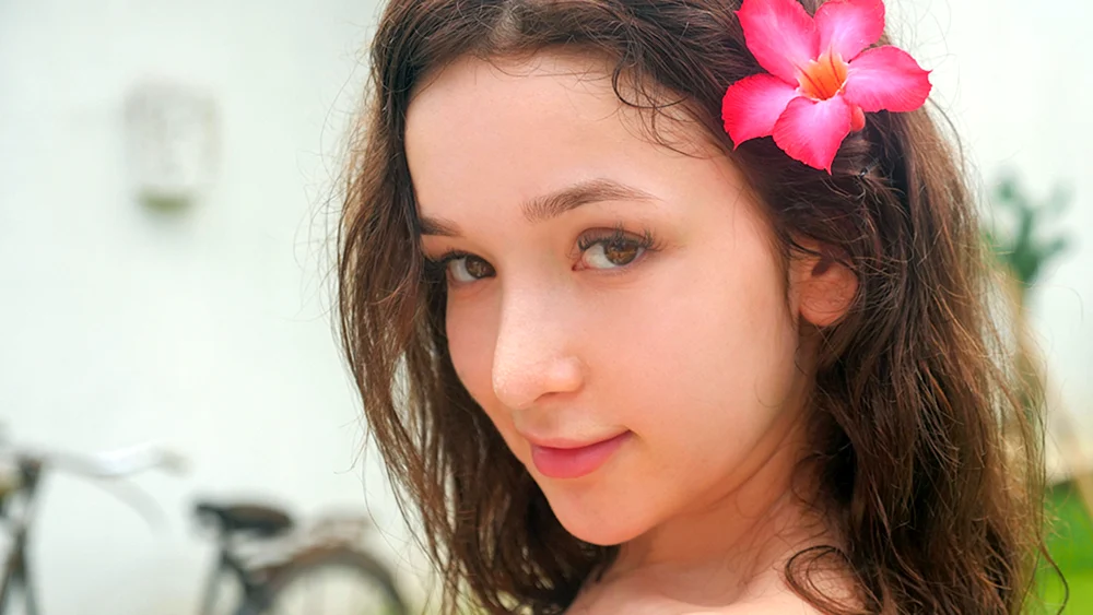 Ellie Leen im Bikini