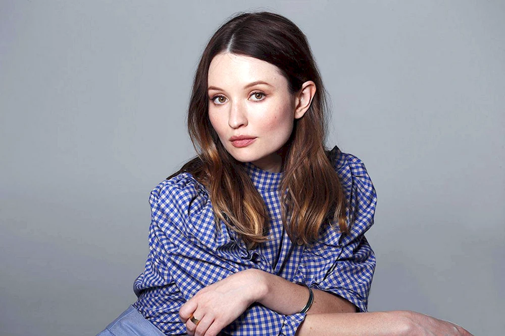 Emily Browning foto