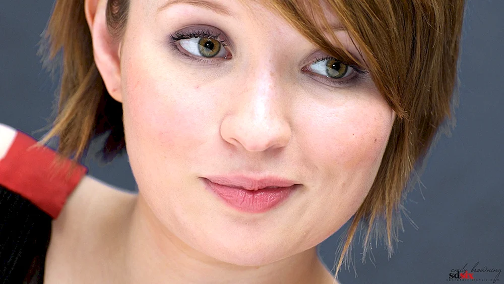 Emily Browning foto