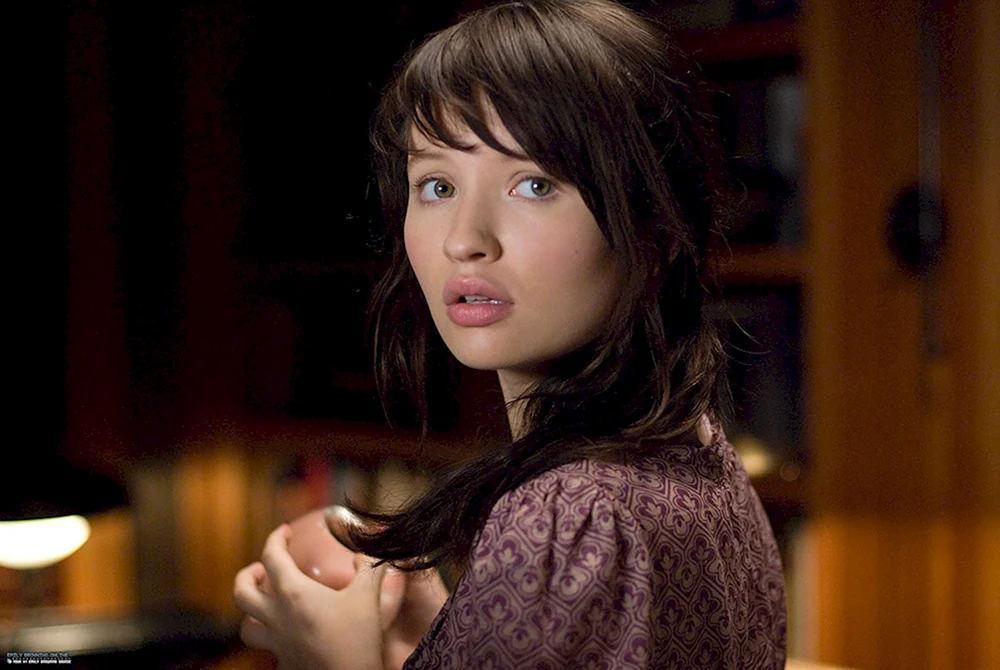 Emily Browning foto