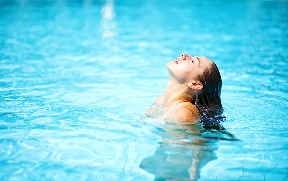 Emily Didonato schwimmt im Pool