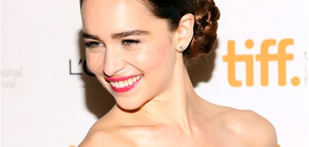 Emilia Clarke Makeup