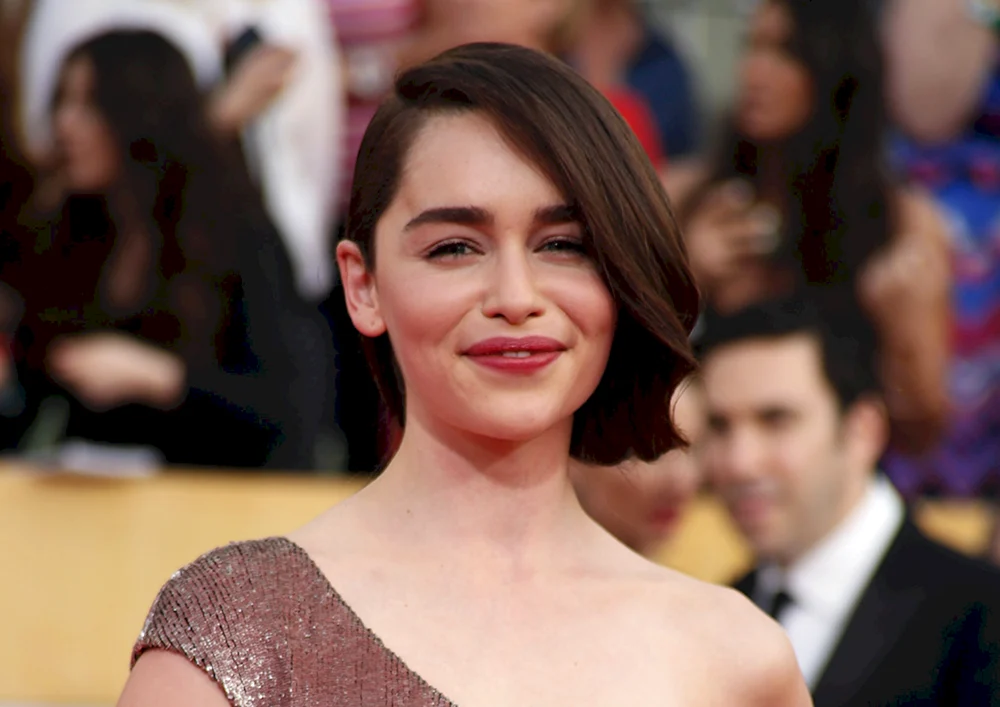 Emilia Clarke mit dunklem Haar