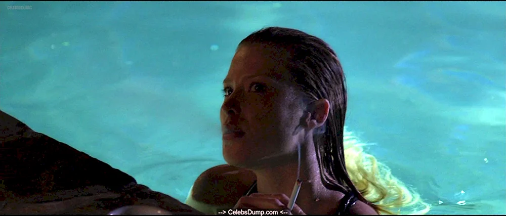 Emma Booth im Bikini