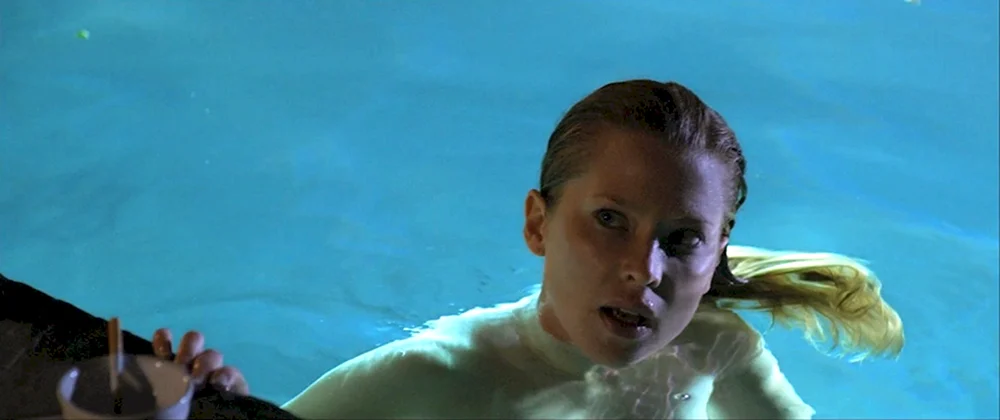 Emma Booth im Bikini
