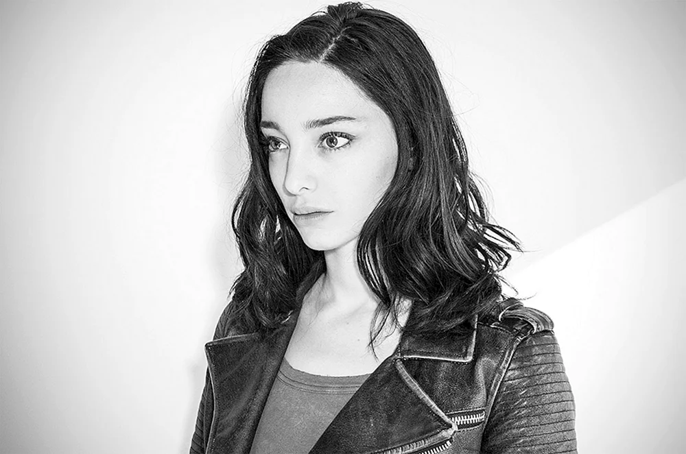 Emma Dumont Polaris