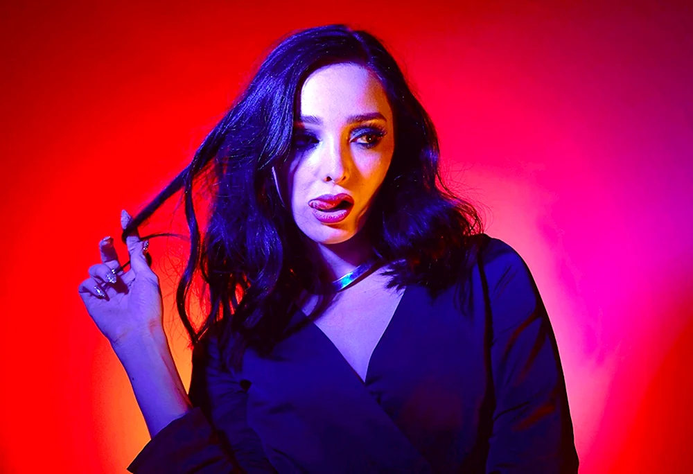 Emma Dumont Beine