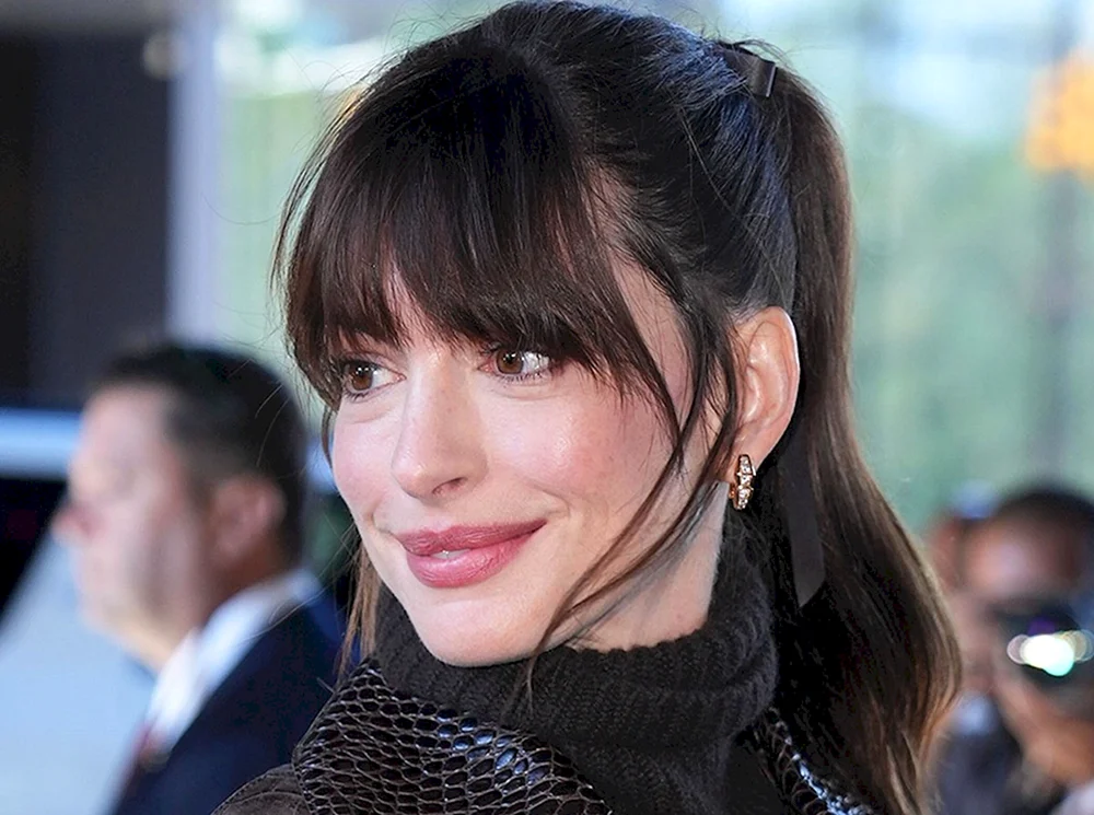 Anne Hathaway. mit Pony