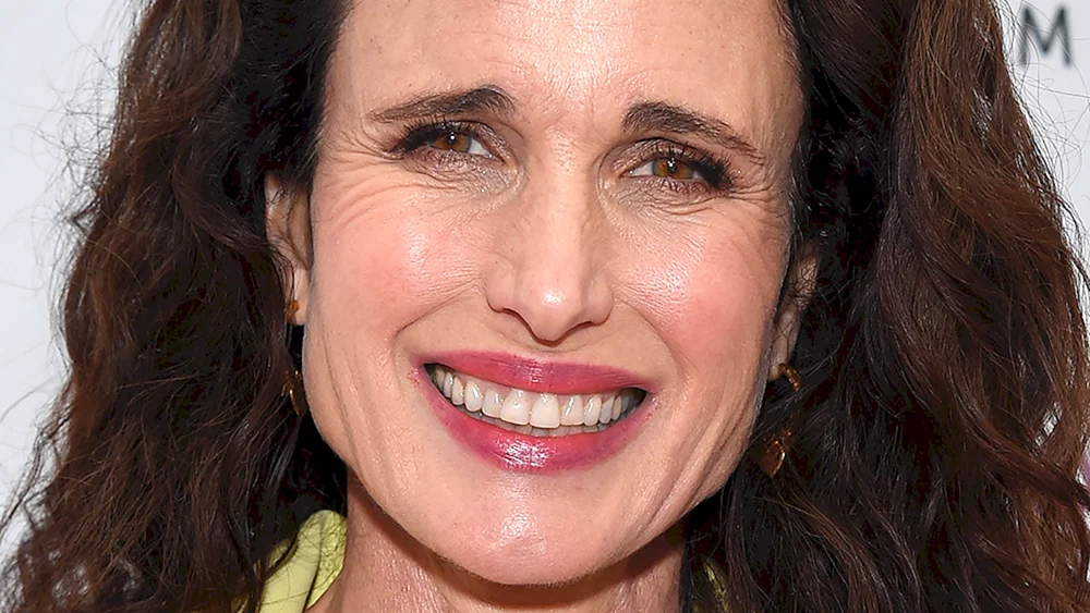 Andy MACDOWELL mit grauen Haaren