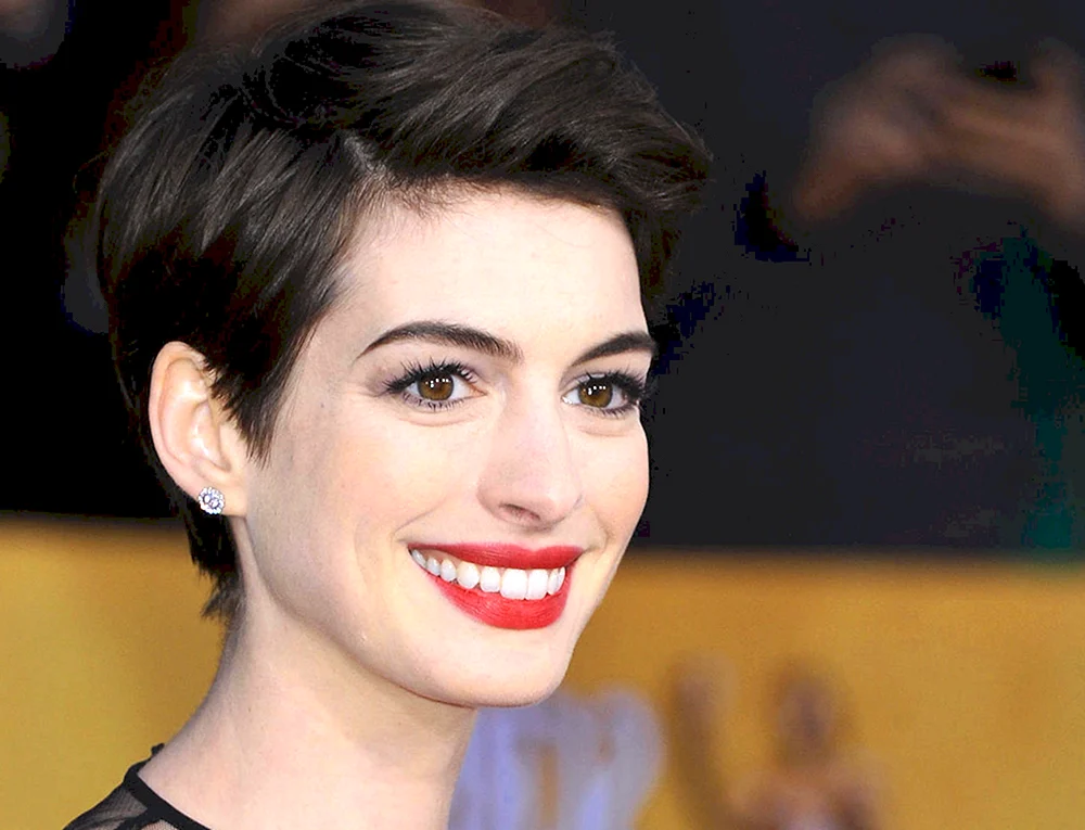 Anne Hathaway kurzer Pixie-Haarschnitt