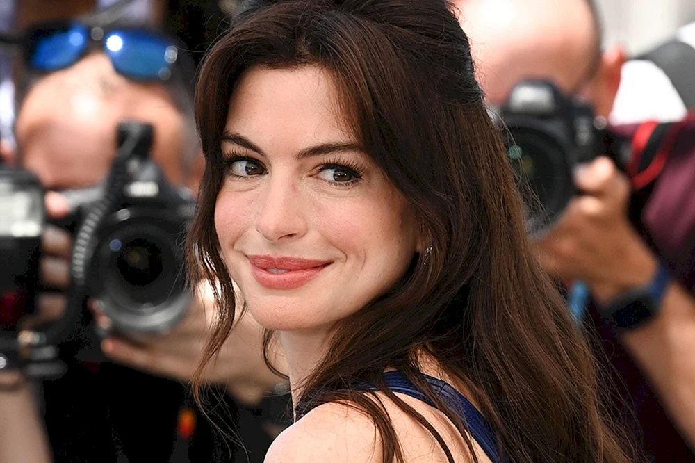 Ann Hathaway 18