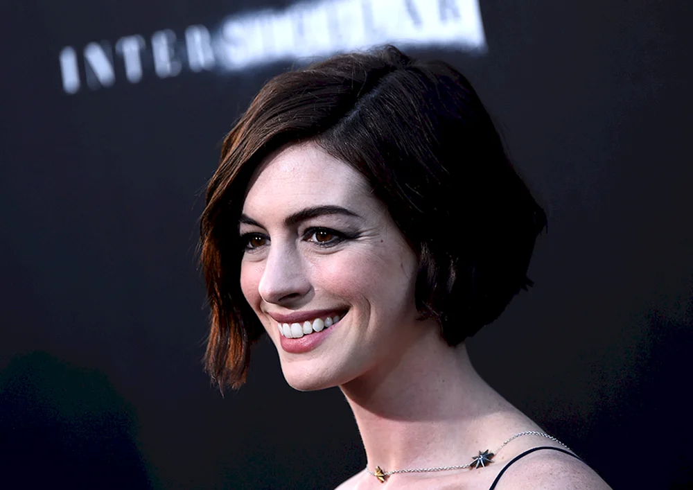 Anne Hathaway mit Kurzhaarschnitt