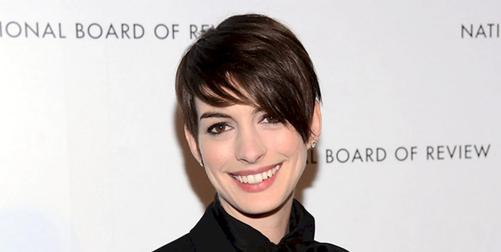 Anne Hathaway kurzer Pixie-Haarschnitt