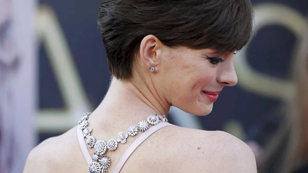 Anne Hathaway mit Kurzhaarschnitt