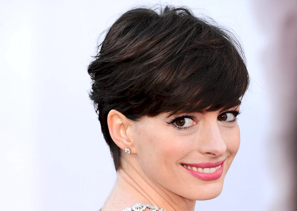 Anne Hathaway mit Kurzhaarschnitt