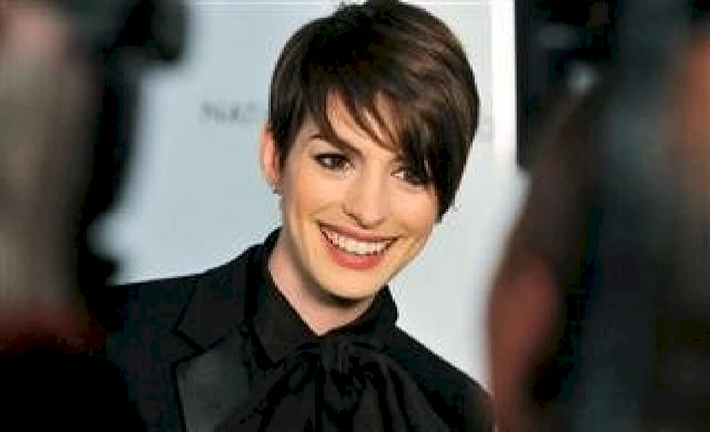 Anne Hathaway mit Kurzhaarschnitt