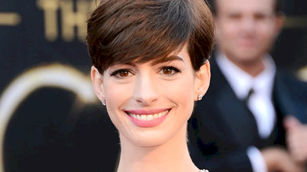 Anne Hathaway kurzer Pixie-Haarschnitt